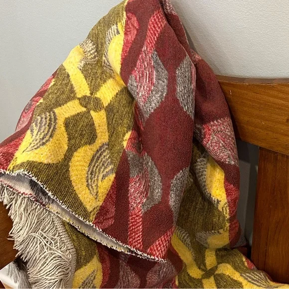 DOCOFIL White Beautiful Reversible Bird Throw Fringe Red Cream Soft 51X67 - Picture 6 of 6